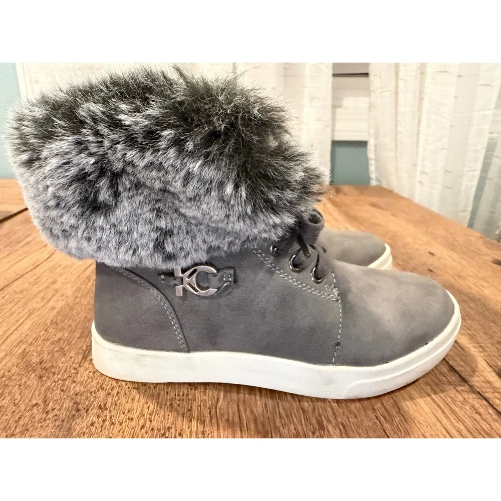 Kids Reaction Kenneth Cole‎ Gray Faux Fur Trim Neffi Logo  Size 11.5